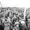Amerykański żołnierz z więźniami KL Dachau. „Entuzjazmu, który w tej chwili porwał nawet konających już, nikt nigdy nie zdoła wyrazić” – pisał o. Albert Urbański.