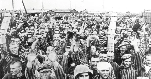 Amerykański żołnierz z więźniami KL Dachau. „Entuzjazmu, który w tej chwili porwał nawet konających już, nikt nigdy nie zdoła wyrazić” – pisał o. Albert Urbański.