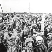 Amerykański żołnierz z więźniami KL Dachau. „Entuzjazmu, który w tej chwili porwał nawet konających już, nikt nigdy nie zdoła wyrazić” – pisał o. Albert Urbański.