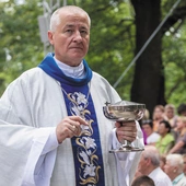 Ósmy dzień tygodnia. Rozmowa z bp. Arturem Ważnym