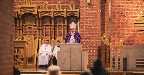 – Mateusz, usłyszawszy Dobrą Nowinę, uznał, że potrzebuje Boga – i On przyszedł do jego domu – podkreślił pasterz.