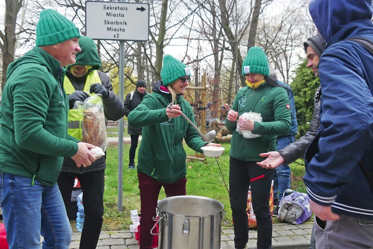 Wolontariusze Zupy za Ratuszem i ich przyjaciele w niedzielne popołudnie.