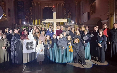 Aktorzy i chórzyści z Bulowic po swoim tegorocznym spektaklu.