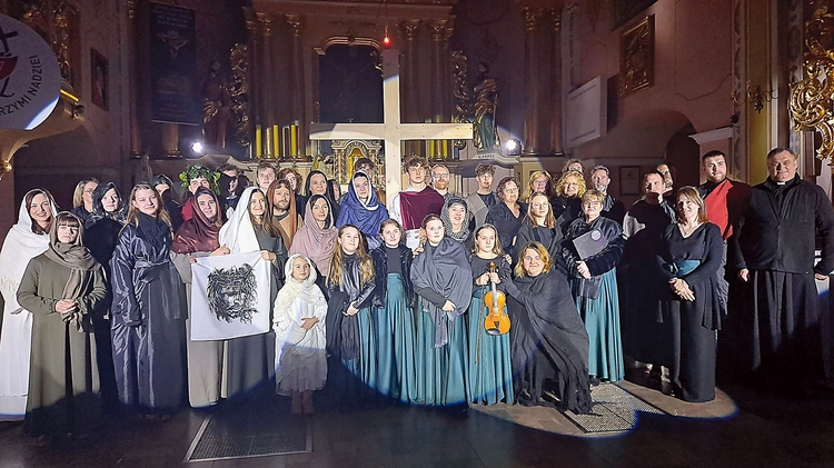 Aktorzy i chórzyści z Bulowic po swoim tegorocznym spektaklu.