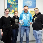 Tworzący organizację (od lewej): Alicja Orszulak, Kateryna Bondarenko, ks. Adam Koppel i Dominika Macha. 