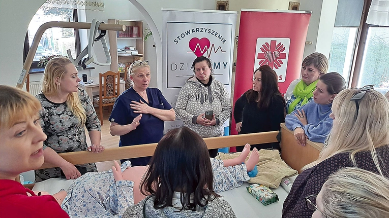 Kursanci podczas zajęć z Ewą Kuch. 