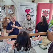 Kursanci podczas zajęć z Ewą Kuch. 