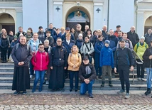 Pielgrzymi na początku wędrówki, przed skoczowskim kościołem jubileuszowym. 