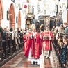 Pasterz pobłogosławił przyniesione przez wiernych palmy.