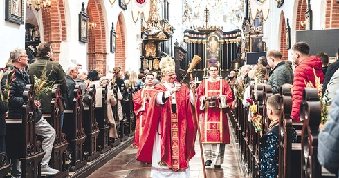 Pasterz pobłogosławił przyniesione przez wiernych palmy.