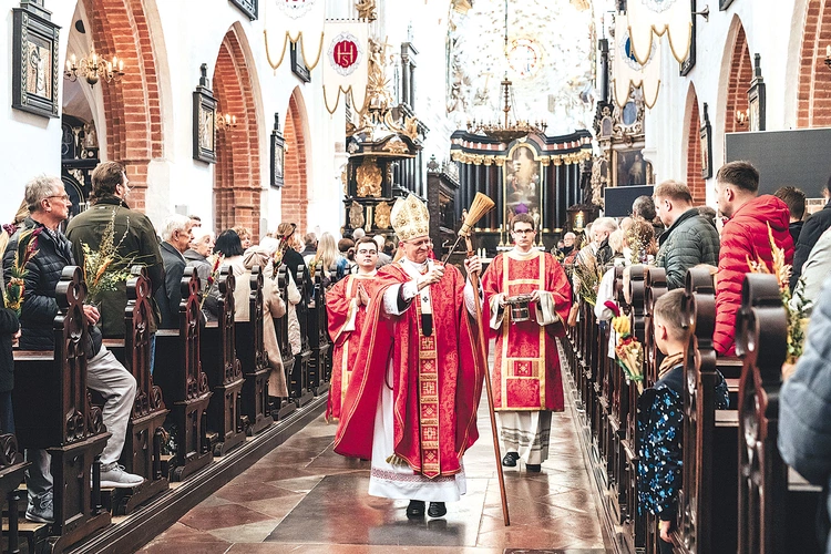 Pasterz pobłogosławił przyniesione przez wiernych palmy.