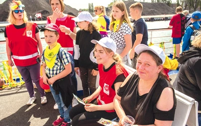 Wolontariuszy w charakterystycznych koszulkach i kamizelkach można spotkać wszędzie, gdzie dzieje się dobro. Na zdjęciu na corocznym rejsie organizowanym z okazji Dnia Dziecka.