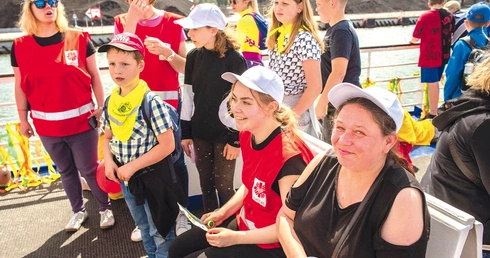 Wolontariuszy w charakterystycznych koszulkach i kamizelkach można spotkać wszędzie, gdzie dzieje się dobro. Na zdjęciu na corocznym rejsie organizowanym z okazji Dnia Dziecka.