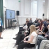 Aneta Tombarkiewicz- -Olszewska, prezes Śląskiego Stowarzyszenia Mediatorów Rodzinnych, podczas warsztatów w spinPLACE w Katowicach.