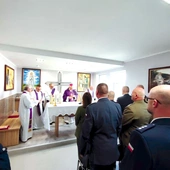 Odwiedzając skazanych,  pasterz diecezji posługuje tym, którzy szukają Boga. 