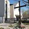 W 2007 r. w miejscu, gdzie znajdował się niegdyś krzyż drewniany, stanął monument projektu prof. Stefana Dousy  – pomnik Krzyża Nowohuckiego.