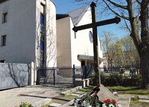 W 2007 r. w miejscu, gdzie znajdował się niegdyś krzyż drewniany, stanął monument projektu prof. Stefana Dousy  – pomnik Krzyża Nowohuckiego.