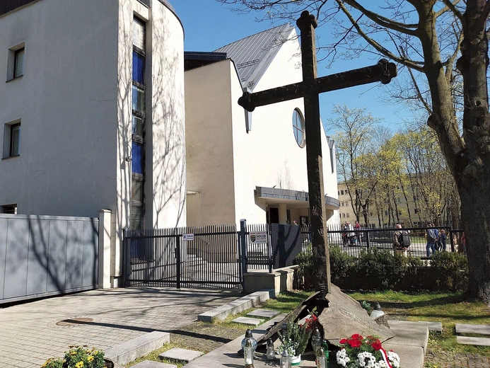 W 2007 r. w miejscu, gdzie znajdował się niegdyś krzyż drewniany, stanął monument projektu prof. Stefana Dousy  – pomnik Krzyża Nowohuckiego.