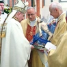 Kapłani sprezentowali biskupowi naturalnych rozmiarów kopię Cudownej Piety ze Skrzatusza.