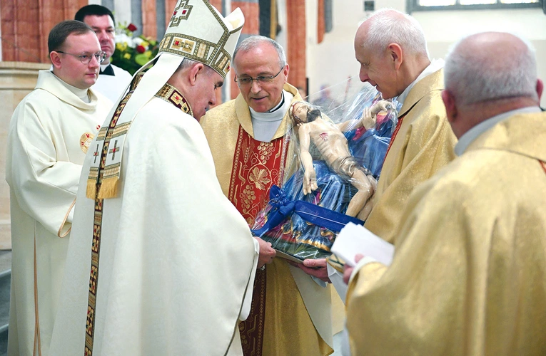 Kapłani sprezentowali biskupowi naturalnych rozmiarów kopię Cudownej Piety ze Skrzatusza.