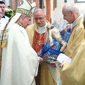 Kapłani sprezentowali biskupowi naturalnych rozmiarów kopię Cudownej Piety ze Skrzatusza.