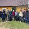 Gospodarze zapraszali młodzież do swoich skromnych domów. 