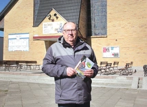 K. Socha  ze swoją najnowszą książką.