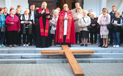 Modlitwa rozpoczęła się w parafii Matki Bożej Królowej Polski.