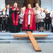 Modlitwa rozpoczęła się w parafii Matki Bożej Królowej Polski.