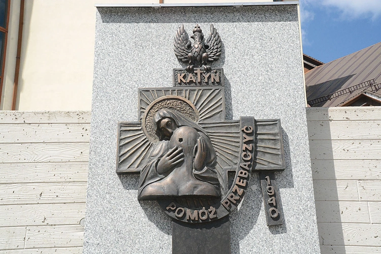 Fragment pomnika, który został wzniesiony w 2021 r. przy opolskim kościele bł. Czesława. 