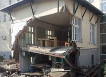 Widok oderwanej ściany kaplicy był straszny.