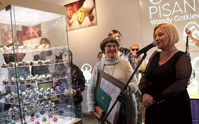 Medal Pro Masovia wręczyła Wandzie Gotkiewicz Ilona Jaroszek.