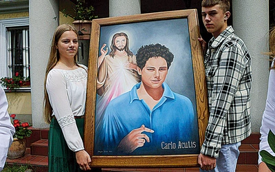 Kanonizacja Carla przypada w Niedzielę Miłosierdzia. Na zdjęciu młodzi z parafii Narodzenia NMP w Popowie Kościelnym w dniu powitania relikwii swojego rówieśnika z Włoch (16 czerwca 2022 r.).