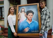 Kanonizacja Carla przypada w Niedzielę Miłosierdzia. Na zdjęciu młodzi z parafii Narodzenia NMP w Popowie Kościelnym w dniu powitania relikwii swojego rówieśnika z Włoch (16 czerwca 2022 r.).