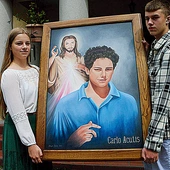 Kanonizacja Carla przypada w Niedzielę Miłosierdzia. Na zdjęciu młodzi z parafii Narodzenia NMP w Popowie Kościelnym w dniu powitania relikwii swojego rówieśnika z Włoch (16 czerwca 2022 r.).