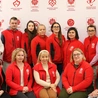 Dyrektorzy ks. Damian Drabikowski (z lewej) i ks. Karol Piłat oraz pracownicy dziękują darczyńcom za wsparcie ich działań. 