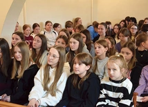 Uczestnicy rekolekcji w kaplicy ośrodka.
