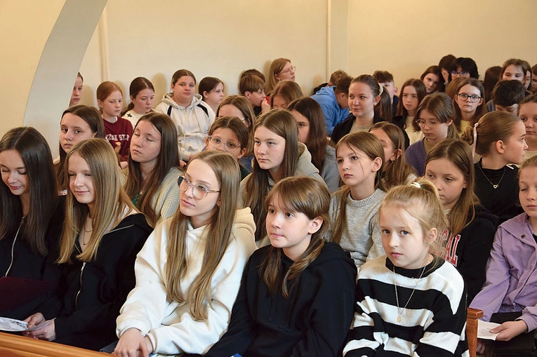 Uczestnicy rekolekcji w kaplicy ośrodka.