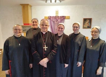 Bp Marek Mendyk ze wspólnotą zakonną.