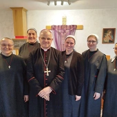 Bp Marek Mendyk ze wspólnotą zakonną.