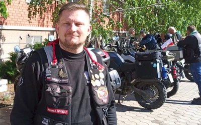Tomasz  Rutkowski wyruszy w trasę śladami armii gen. Andersa  po raz drugi. Każdy ma przy motorze biało-czerwoną flagę. 