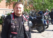 Tomasz  Rutkowski wyruszy w trasę śladami armii gen. Andersa  po raz drugi. Każdy ma przy motorze biało-czerwoną flagę. 
