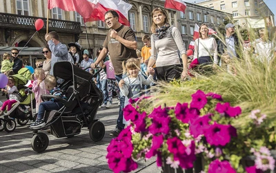 Z pl. Zamkowego marsz skieruje się do parku Marszałka E. Rydza-Śmigłego, w sąsiedztwie pl. Trzech Krzyży.