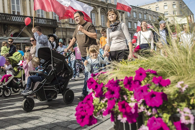 Z pl. Zamkowego marsz skieruje się do parku Marszałka E. Rydza-Śmigłego, w sąsiedztwie pl. Trzech Krzyży.