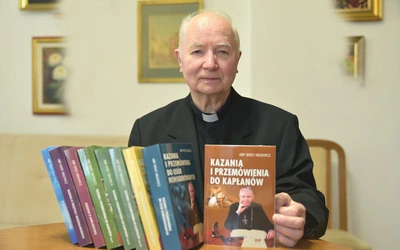 Ks. inf. Adam Kokoszka z kolekcją dotychczas wydanych kazań.