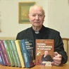 Ks. inf. Adam Kokoszka z kolekcją dotychczas wydanych kazań.