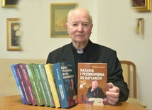 Ks. inf. Adam Kokoszka z kolekcją dotychczas wydanych kazań.