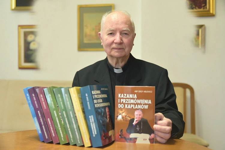 Ks. inf. Adam Kokoszka z kolekcją dotychczas wydanych kazań.