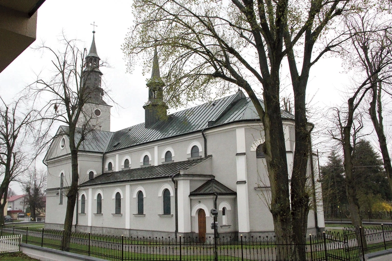 Kościół w Mędrzechowie jest pierwszym w diecezji,  a może nawet w Polsce, który wybudowano  pod wezwaniem NMP Królowej Polski.