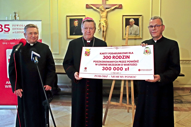 Bolączką powodzian  jest brak finansów  i brak firm  na rynku.  Tym bardziej cenią każdą złotówkę.